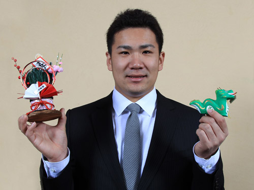 正月飾りを手に、沢村賞を獲得した昨年以上の活躍を誓う田中