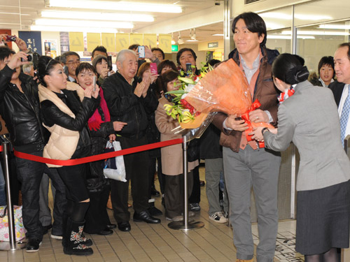 小松空港に到着した松井秀喜（中央）は大勢のファンの出迎えを受け笑顔