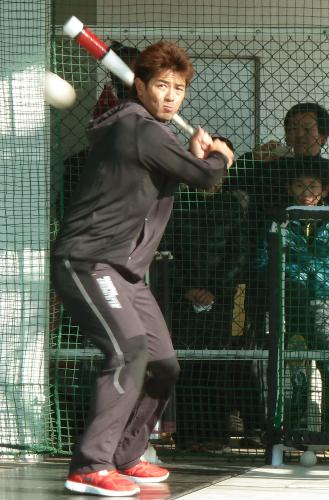 愛知県豊山町のバッティングセンターで打撃練習する日本ハムの稲葉篤紀外野手