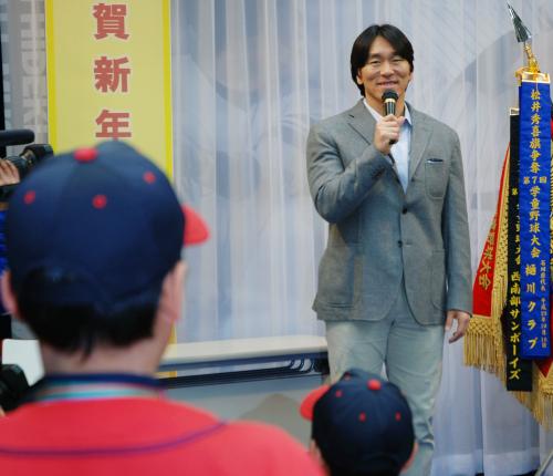 「松井秀喜ベースボールミュージアム」で、野球少年から質問を受ける松井秀喜選手