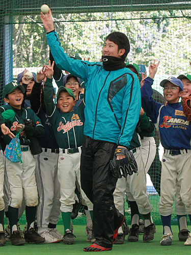 少年野球教室で菅野がキャッチボールを始めると大勢の子供たちが集まる