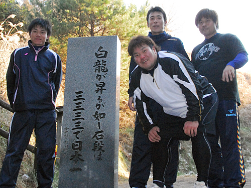 日本一の３３３３段の石段を上り切り新年の誓いを立てた中日・荒木（中央後ろ）