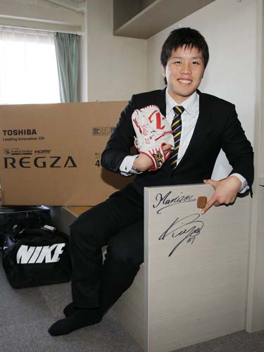 入寮したロッテ・藤岡は部屋で東洋大の先輩・清田のサインを見つけてニッコリ