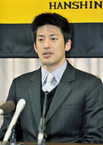 契約更改を終え、記者会見する阪神の能見篤史投手