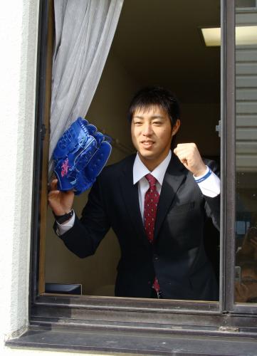 かつて前田健が使っていた部屋に入り、ポーズをとる広島ドラフト１位の野村祐輔