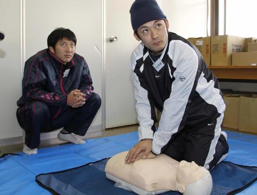 救命救急講習会で、胸骨圧迫での心肺蘇生訓練をする西武の栗山（右）と上本