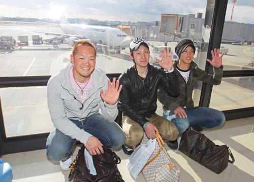 渡米を前に手を振るオリックスの（左から）Ｔ―岡田、伊藤、駿太