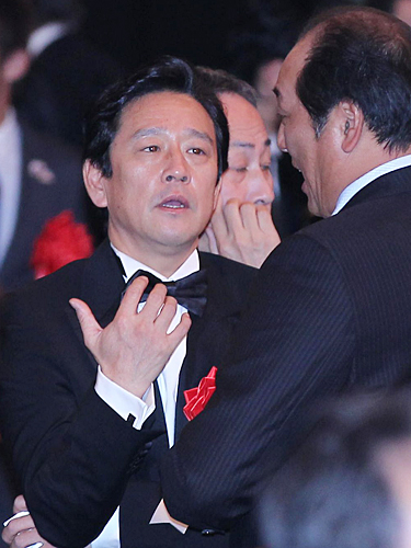 「ビッグスポーツ賞」表彰式で西武・渡辺監督（右）と談笑する日本ハム・栗山監督