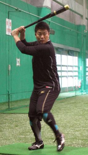 自主トレーニングで打撃練習する巨人の村田