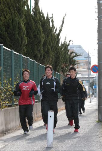 ロードを終えて笑顔で戻ってくるロッテの新人（左から）益田、藤岡、中後