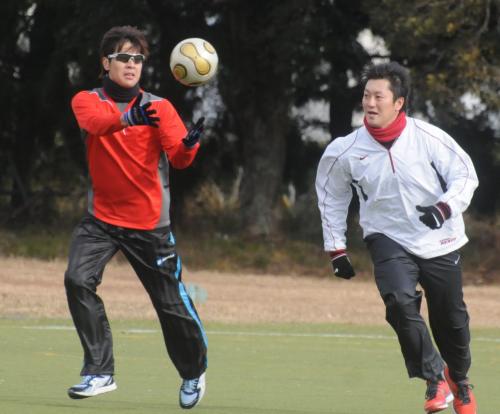 ランダムなランニングで汗を流す日本ハム・武田勝（左）と巨人・野間口（右）