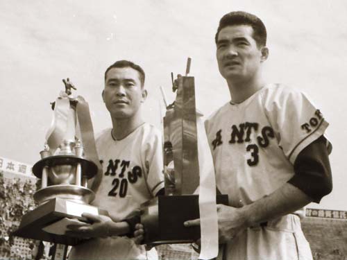６０年、新人王を獲得し、表彰される堀本さん（左）。右は首位打者の長嶋