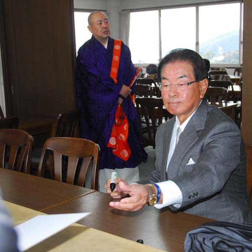犬山市の成田山大聖寺で即席サイン会をする中日・高木監督