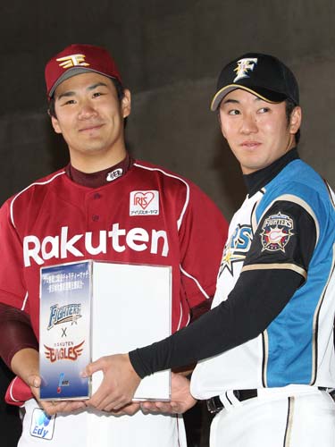 昨年４月の慈善試合前に２人で募金活動を行った楽天・田中（左）と日本ハム・斎藤