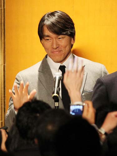古巣ヤンキースのＤＨ候補に浮上した松井はＤｅＮＡ・中畑監督の「新監督就任を祝う会」でファンに手を振る