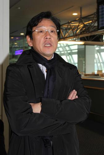 羽田空港で、報道陣の質問に答える日本ハム・栗山監督