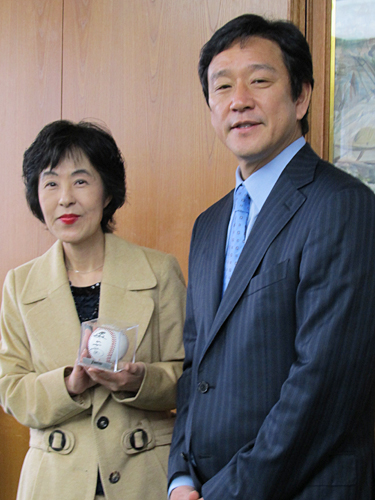 日本ハム・栗山監督は高橋はるみ北海道知事にサインボールをプレゼント