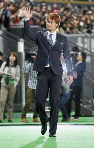 記者会見後、札幌のファンに手を振り別れを告げるダルビッシュ有投手