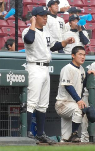 昨秋の秋季高校野球中国大会準決勝で采配をふるう大越監督（左）