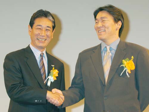 ０３年の毎日スポーツ人賞表彰式で握手する星野監督（左）と松井