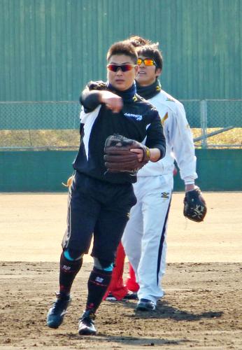 チームの合同自主トレーニングで、軽快な動きを見せる巨人・村田。後方は小笠原