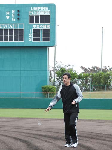グラウンドに塩をまきながら選手の無事を祈る日本ハム・栗山監督
