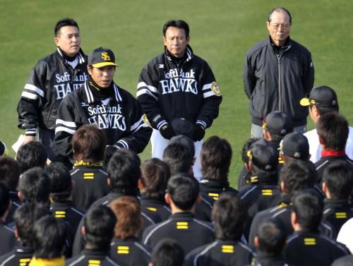 選手たちを前に、話をするソフトバンクの秋山監督（左から２人目）。右端は王球団会長＝１日午前、宮崎市