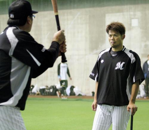 駒田臨時コーチ（左）からアドバイスを受けるロッテ・今江