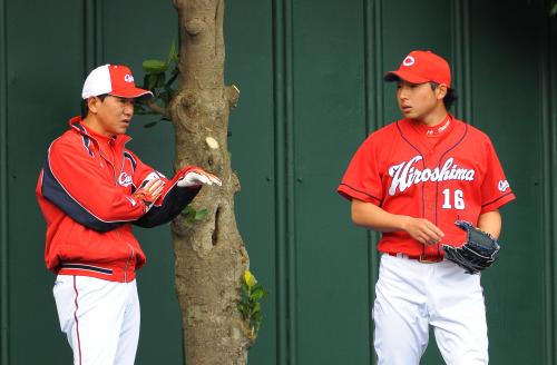 広島キャンプでピッチング練習中、大野コーチ（左）のアドバイスを受ける今村