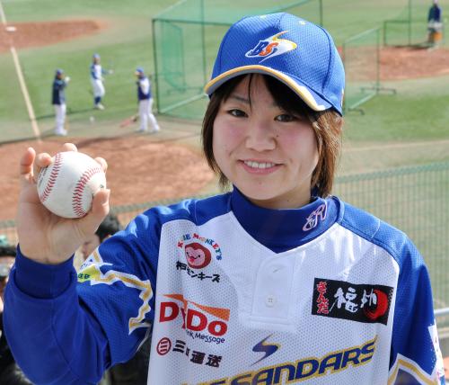 野球の関西独立リーグ兵庫への入団が決まり、ポーズをとる吉田えり投手