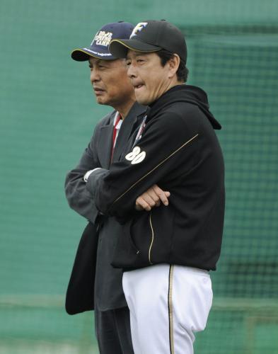 練習を見守る日本ハムの栗山監督（右）