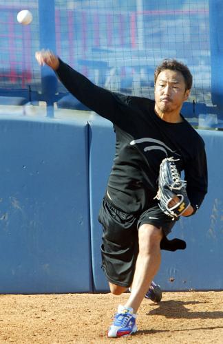 ブルペンで投球練習するヤンキース・黒田