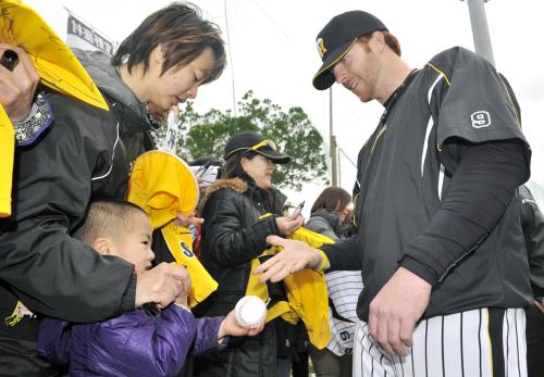練習後、ファンの子どもにサインをする阪神のマートン