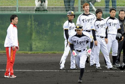 元阪神の赤星憲広氏（左端）の指導で走塁練習する阪神ナイン