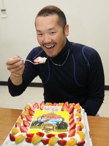 オリックスのＴ―岡田は２４歳の誕生日ケーキに笑顔