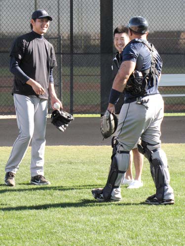 投球練習を終え、正捕手オリボ（右）と話すマリナーズ・岩隈