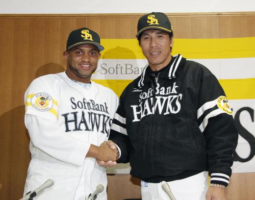 秋山監督（右）と握手を交わすソフトバンクの新外国人投手カストロ