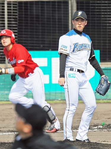 ＜日・広＞２回１死、日本ハム・斎藤は広島・会沢（左）に中越え先制ソロを浴び打球の行方を見つめる