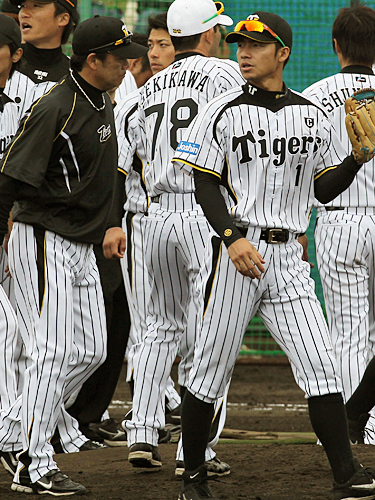 和田監督（左）から１番打者に指名された鳥谷