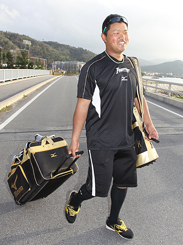 練習を終えた大嶋は荷物を手に歩いて宿舎まで戻る