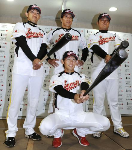 日本代表のユニホームを着てポーズをとる、ソフトバンクの（手前中央から時計回りに）本多、内川、秋山監督、細川