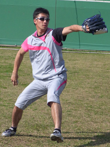 ＤｅＮＡ戦の先発に向け、休日返上でキャッチボールをする日本ハム・斎藤