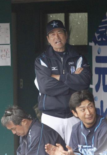 日本ハムとの練習試合の９回、ベンチでげきを飛ばすＤｅＮＡ・中畑監督