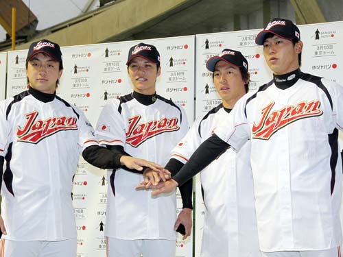 侍ＪＡＰＡＮのユニホームを着て健闘を誓い合う巨人の（左から）沢村、坂本、長野、内海