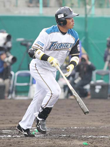 ＜日・Ｄ＞８回無死、日本ハム・大嶋は中田のバットで二塁打を放つ