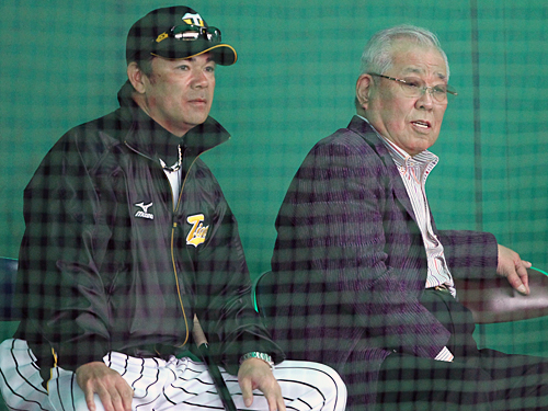 野村克也氏（右）とブルペンで投手陣の投球を見守る和田監督