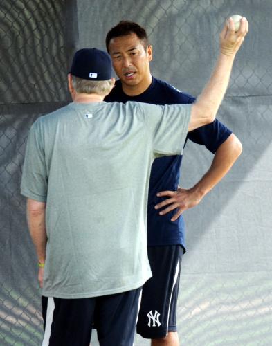 投球後、ロスチャイルド投手コーチと話すヤンキース・黒田
