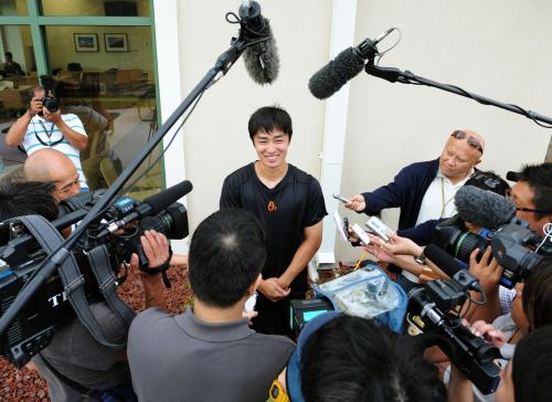 キャンプ初日の練習を終え、笑顔で報道陣の質問に答えるオリオールズ・和田