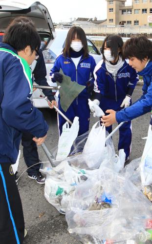 ＜復興へのプレーボール＞ボランティアでゴミ拾いをする千葉茜マネ（中央）