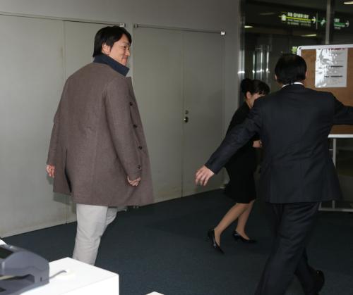 ＜松井秀喜　渡米＞搭乗口へ向かう松井（左）は報道陣に「行ってらっしゃい」と声をかけられ会釈する